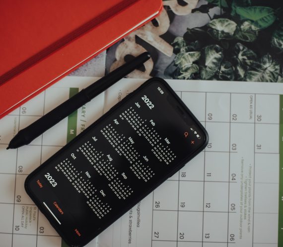 Flatlay of 2022 calendar and mobile phone calendar